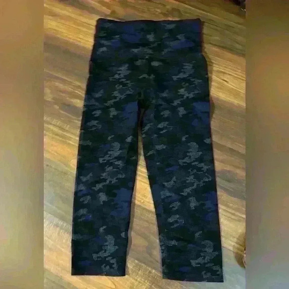 SPANX Booty Boost Active Cropped Leggings size Large in Geo Blue Camo. - Picture 1 of 5